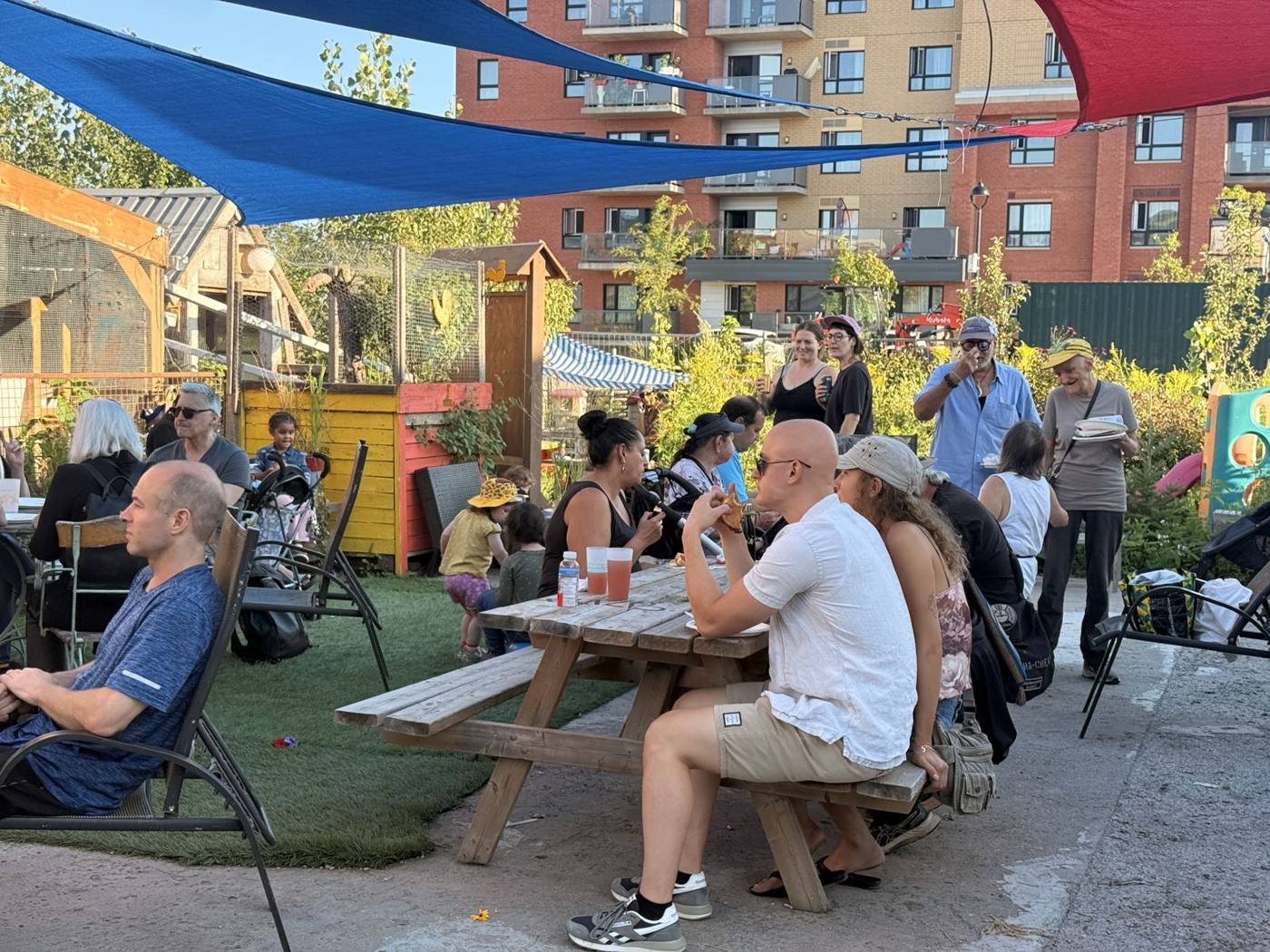 Fête dans la cour de la Fermette sous les voiles d’ombrage