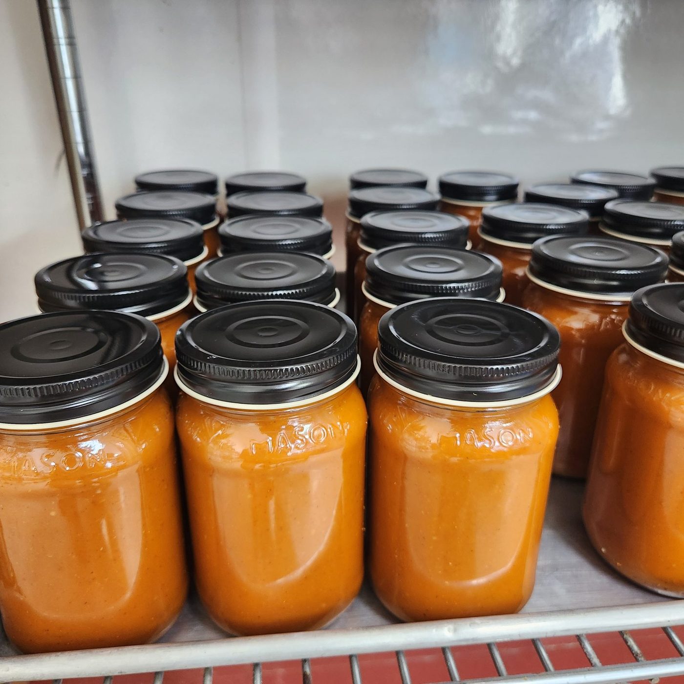 Pots de sauce tomate préparés dans la cuisine